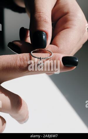 Ausschreibung jewerly auf weibliche Hand, schossen in der Nähe Stockfoto