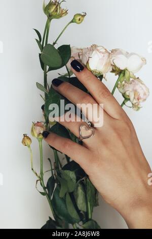 Ausschreibung jewerly auf weibliche Hand, schossen in der Nähe Stockfoto