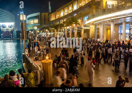 Touristen und Besucher zu Fuß außerhalb des Einkaufszentrum von Dubai, auch als die Heimat des Dubai Shopping Festival bekannt, eines der größten Shopping Center Stockfoto