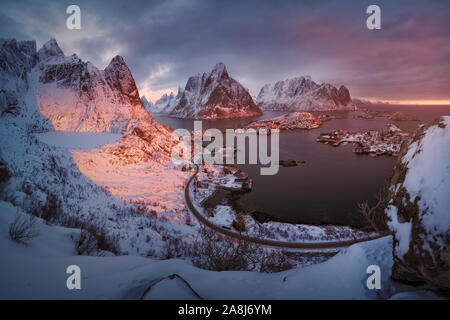 Panoramablick über Reine, Lofoten, Norwegen. Snowy arktische Landschaft. Gefrorenen See, die Berge und die Bucht. Stockfoto