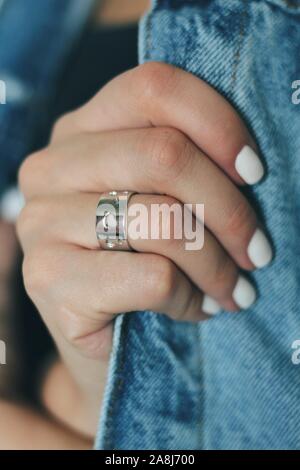 Ausschreibung jewerly auf weibliche Hand, schossen in der Nähe Stockfoto