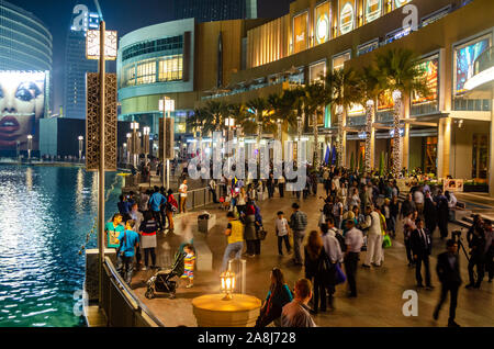 Touristen und Besucher zu Fuß außerhalb des Einkaufszentrum von Dubai, auch als die Heimat des Dubai Shopping Festival bekannt, eines der größten Shopping Center Stockfoto