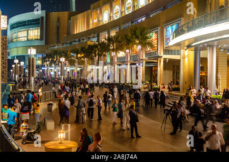 Touristen und Besucher zu Fuß außerhalb des Einkaufszentrum von Dubai, auch als die Heimat des Dubai Shopping Festival bekannt, eines der größten Shopping Center Stockfoto