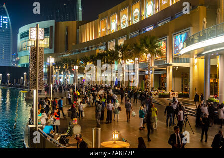 Touristen und Besucher zu Fuß außerhalb des Einkaufszentrum von Dubai, auch als die Heimat des Dubai Shopping Festival bekannt, eines der größten Shopping Center Stockfoto