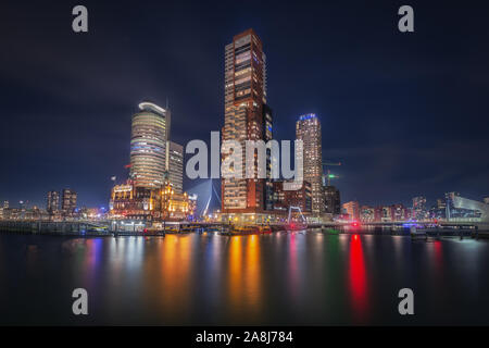 Rotterdam bei Nacht. Skyline und City Lights. Erasmus Bridge und den Hafen. Die Niederlande Stockfoto