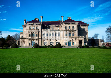 Die historische Rückseite des Leistungsschalter Herrenhaus in Newport Rhode Island in den späten Herbst. Stockfoto