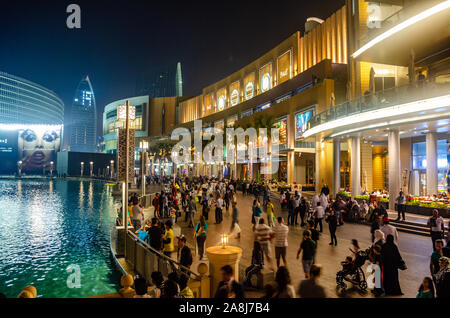 Touristen und Besucher zu Fuß außerhalb des Einkaufszentrum von Dubai, auch als die Heimat des Dubai Shopping Festival bekannt, eines der größten Shopping Center Stockfoto