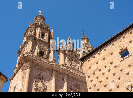 Kunstvolle Steinschnitzereien auf der Casa de la Conchas oder Schalen und die Clericia Kirche oder Kathedrale in Salamanca Stockfoto