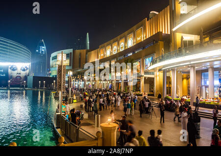 Touristen und Besucher zu Fuß außerhalb des Einkaufszentrum von Dubai, auch als die Heimat des Dubai Shopping Festival bekannt, eines der größten Shopping Center Stockfoto