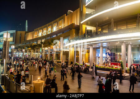 Touristen und Besucher zu Fuß außerhalb des Einkaufszentrum von Dubai, auch als die Heimat des Dubai Shopping Festival bekannt, eines der größten Shopping Center Stockfoto