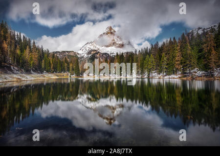 Antorno See und Drei Zinnen von Lavaredo zwischen Clouds. Lago de Antorno und Tre Cime di Lavaredo. Reflexion der Berg auf dem Spiegel Wasser. Stockfoto