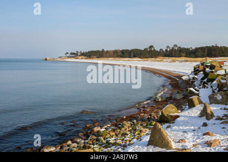 Letzte Schnee am Ufer der Ostsee. Stockfoto