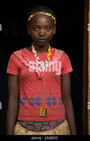 Ari Mädchen, sie ist eine der von den indigenen Stamm namens Ari OMO Valley, sie ist ein Student. Stockfoto