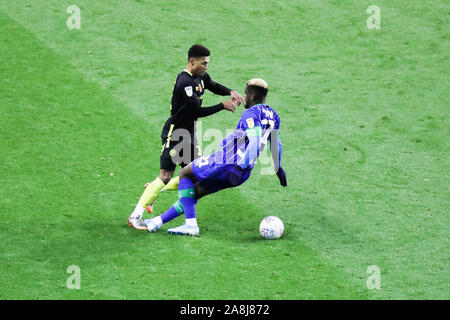 Wigan, Großbritannien. 09 Nov, 2019. WIGAN, ENGLAND - AM SAMSTAG, den 9. November in Wigan Athletic Michael Jacobs versucht, einen auf der Brentford Ollie Watkins während der Sky Bet Championship Match zwischen Wigan Athletic und Brentford bei der DW Stadium, Wigan Angriff am Samstag, den 9. November 2019. (Credit: Tim Markland | MI Nachrichten) das Fotografieren dürfen nur für Zeitung und/oder Zeitschrift redaktionelle Zwecke verwendet werden, eine Lizenz für die gewerbliche Nutzung Kreditkarte erforderlich: MI Nachrichten & Sport/Alamy leben Nachrichten Stockfoto