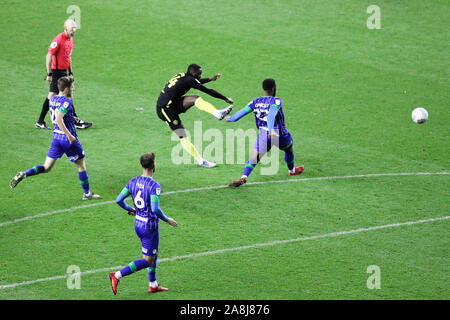 Wigan, Großbritannien. 09 Nov, 2019. WIGAN, ENGLAND - AM SAMSTAG, DEN 9. NOVEMBER Brentford Josh Dasilva Kerben seine Seiten dritte Ziel während der Sky Bet Championship Match zwischen Wigan Athletic und Brentford bei der DW Stadium, Wigan am Samstag, den 9. November 2019. (Credit: Tim Markland | MI Nachrichten) das Fotografieren dürfen nur für Zeitung und/oder Zeitschrift redaktionelle Zwecke verwendet werden, eine Lizenz für die gewerbliche Nutzung Kreditkarte erforderlich: MI Nachrichten & Sport/Alamy leben Nachrichten Stockfoto