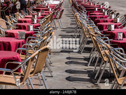 Leere Tische und Stühle von Outdoor Cafe an der Plaza Mayor in Salamanca Stockfoto