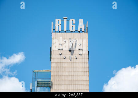 Riga Hauptbahnhof Turm mit dem Namen der Stadt und Uhr, blauen Himmel im Hintergrund Stockfoto