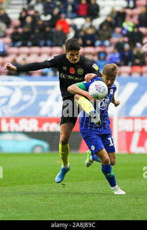 Wigan, Großbritannien. 09 Nov, 2019. WIGAN, ENGLAND - AM SAMSTAG, DEN 9. NOVEMBER Brentford Christian Norgaard und Wigan Athletic Michael Jacobs konkurrieren für Besitz während der Sky Bet Championship Match zwischen Wigan Athletic und Brentford bei der DW Stadium, Wigan am Samstag, den 9. November 2019. (Credit: Tim Markland | MI Nachrichten) das Fotografieren dürfen nur für Zeitung und/oder Zeitschrift redaktionelle Zwecke verwendet werden, eine Lizenz für die gewerbliche Nutzung Kreditkarte erforderlich: MI Nachrichten & Sport/Alamy leben Nachrichten Stockfoto