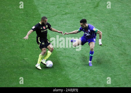 Wigan, Großbritannien. 09 Nov, 2019. WIGAN, ENGLAND - AM SAMSTAG, DEN 9. NOVEMBER Brentford Bryan Mbeumo und Wigan Athletic Antonee Robinson konkurrieren für Besitz während der Sky Bet Championship Match zwischen Wigan Athletic und Brentford bei der DW Stadium, Wigan am Samstag, den 9. November 2019. (Credit: Tim Markland | MI Nachrichten) das Fotografieren dürfen nur für Zeitung und/oder Zeitschrift redaktionelle Zwecke verwendet werden, eine Lizenz für die gewerbliche Nutzung Kreditkarte erforderlich: MI Nachrichten & Sport/Alamy leben Nachrichten Stockfoto