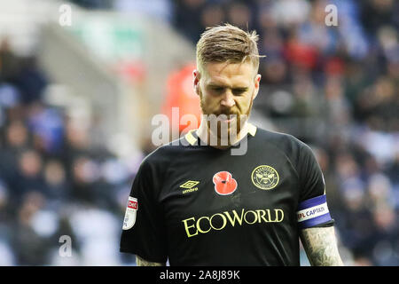 Wigan, Großbritannien. 09 Nov, 2019. WIGAN, ENGLAND - AM SAMSTAG, DEN 9. NOVEMBER Brentford Pontus Jansson während der Sky Bet Championship Match zwischen Wigan Athletic und Brentford bei der DW Stadium, Wigan am Samstag, den 9. November 2019. (Credit: Tim Markland | MI Nachrichten) das Fotografieren dürfen nur für Zeitung und/oder Zeitschrift redaktionelle Zwecke verwendet werden, eine Lizenz für die gewerbliche Nutzung Kreditkarte erforderlich: MI Nachrichten & Sport/Alamy leben Nachrichten Stockfoto