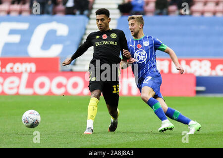 Wigan, Großbritannien. 09 Nov, 2019. WIGAN, ENGLAND - AM SAMSTAG, DEN 9. NOVEMBER Brentford Ollie Watkins und Wigan Athletic Michael Jacobs konkurrieren für Besitz während der Sky Bet Championship Match zwischen Wigan Athletic und Brentford bei der DW Stadium, Wigan am Samstag, den 9. November 2019. (Credit: Tim Markland | MI Nachrichten) das Fotografieren dürfen nur für Zeitung und/oder Zeitschrift redaktionelle Zwecke verwendet werden, eine Lizenz für die gewerbliche Nutzung Kreditkarte erforderlich: MI Nachrichten & Sport/Alamy leben Nachrichten Stockfoto