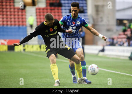 Wigan, Großbritannien. 09 Nov, 2019. WIGAN, ENGLAND - AM SAMSTAG, DEN 9. NOVEMBER Brentford Henrik Dalsgaard und Wigan Athletic Antonee Robinson konkurrieren für Besitz während der Sky Bet Championship Match zwischen Wigan Athletic und Brentford bei der DW Stadium, Wigan am Samstag, den 9. November 2019. (Credit: Tim Markland | MI Nachrichten) das Fotografieren dürfen nur für Zeitung und/oder Zeitschrift redaktionelle Zwecke verwendet werden, eine Lizenz für die gewerbliche Nutzung Kreditkarte erforderlich: MI Nachrichten & Sport/Alamy leben Nachrichten Stockfoto