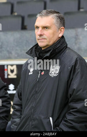 Das Stadion MK, Milton Keynes, UK. 9 Nov, 2019. MILTON KEYNES, ENGLAND - 9.NOVEMBER Port Vale's Manager John askey vor dem FA Cup Runde 1 Match zwischen MK Dons und Port Vale bei Stadion MK, Milton Keynes am Samstag, den 9. November 2019. (Credit: John cripps | MI Nachrichten) das Fotografieren dürfen nur für Zeitung und/oder Zeitschrift redaktionelle Zwecke verwendet werden, eine Lizenz für die gewerbliche Nutzung Kreditkarte erforderlich: MI Nachrichten & Sport/Alamy leben Nachrichten Stockfoto