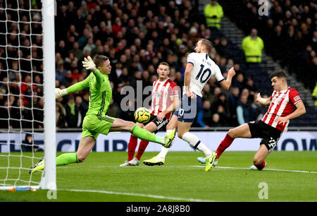 Tottenham Hotspur ist Harry Kane (Mitte) schießt auf das Ziel während der Premier League Spiel gegen Tottenham Hotspur Stadium, London. Stockfoto