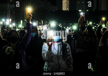 Hongkong, China. 9 Nov, 2019. Zehntausende von Hong Kongers teilnehmen, während einer Kundgebung an Tamar Memorial Park in Hongkong der Tod eines 22 Jahre alten Universität Student Alex Chow Tsz Lok, die von einer schweren Hirnverletzung bei einem Sturz am November gestorben 4. Als die Polizei skirmished mit Demonstranten am vergangenen Wochenende zu trauern. Er war in kritischem Zustand verlassen und starb, nachdem er einen Herzstillstand am Freitag. Credit: Keith Tsuji/ZUMA Draht/Alamy leben Nachrichten Stockfoto