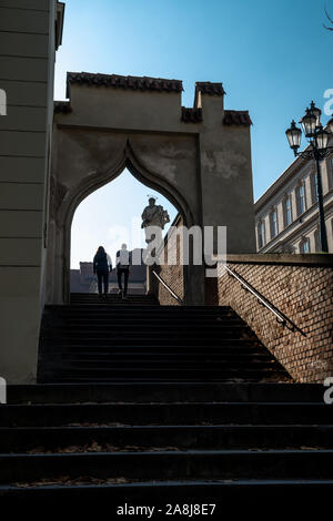 Paar aufsteigend eine steile Treppe mit alten Statue in Brünn in der Tschechischen Republik Stockfoto