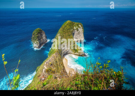 Kelingking, Nusa Penida, Indonesien. Türkisblaues Meer. Riesige Felsen, Paradise Beach und der Schaum auf dem hellen Sand. Stockfoto