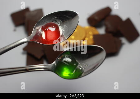 Kinder bevorzugten jelly Schokolade über einen Löffel Stockfoto