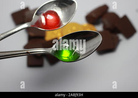 Kinder bevorzugten jelly Schokolade über einen Löffel Stockfoto