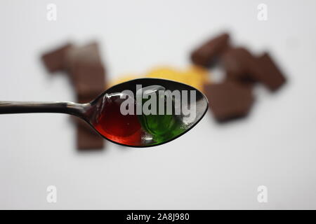 Kinder bevorzugten jelly Schokolade über einen Löffel Stockfoto