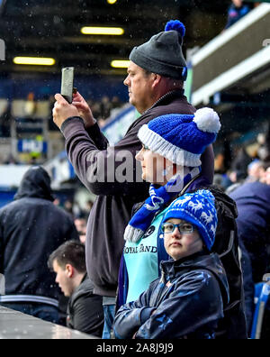 London, Großbritannien. 09 Nov, 2019. QPR Anhänger bereit für das Match, der EFL Sky Bet Championship Match zwischen den Queens Park Rangers und Middlesbrough am Kiyan Prinz Stiftung Stadion in London, England. Foto von Phil Hutchinson. Nur die redaktionelle Nutzung, eine Lizenz für die gewerbliche Nutzung erforderlich. Keine Verwendung in Wetten, Spiele oder einer einzelnen Verein/Liga/player Publikationen. Credit: UK Sport Pics Ltd/Alamy leben Nachrichten Stockfoto