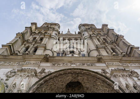 Dijon, Burgund/Frankreich - 27. August 2019: Außenansicht der Fassade der Notre Dame de Dijon Kirche in Dijon Stockfoto