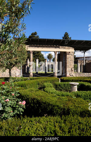 Pompei. Italien. Archäologische Stätte von Pompeji. Casa del Fauno/Haus des Faun. Die transversale Peristyl mit ionischen Säulen und geometrisch Desig Stockfoto