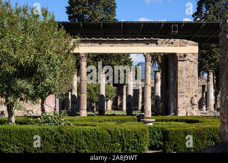 Pompei. Italien. Archäologische Stätte von Pompeji. Casa del Fauno/Haus des Faun. Die transversale Peristyl mit ionischen Säulen und geometrisch Desig Stockfoto