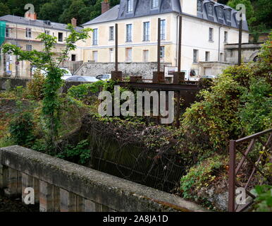 AJAXNETPHOTO. 2019. Versailles, Frankreich. - Maschine DE MARLY-Reste der alten Maschine DE MARLY SCHLEUSE TOR IN DIE SEINE GERADE VOR DEM BOUGIVAL SCHLÖSSER, DASS GEPUMPTES WASSER BERGAUF FÜTTERUNG DIE GÄRTEN VON VERSAILLES, NEBEN DER D113 grenzt an den Fluss Seine; Standorte einmal besucht von 19. JAHRHUNDERT IMPRESSIONISTEN Alfred Sisley, Camille Pissarro, Auguste Renoir, CLAUDE MONET, FAUVIST MAURICE DE VLAMINCK UND VIELE ANDERE. Foto: Jonathan Eastland/AJAX REF: GX8 192609 618 Stockfoto