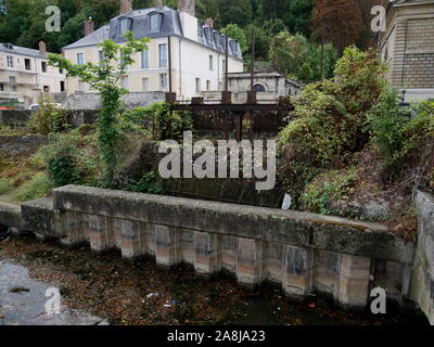 AJAXNETPHOTO. 2019. Versailles, Frankreich. - Maschine DE MARLY-Reste der alten Maschine DE MARLY SCHLEUSE TOR IN DIE SEINE GERADE VOR DEM BOUGIVAL SCHLÖSSER, DASS GEPUMPTES WASSER BERGAUF FÜTTERUNG DIE GÄRTEN VON VERSAILLES, NEBEN DER D113 grenzt an den Fluss Seine; Standorte einmal besucht von 19. JAHRHUNDERT IMPRESSIONISTEN Alfred Sisley, Camille Pissarro, Auguste Renoir, CLAUDE MONET, FAUVIST MAURICE DE VLAMINCK UND VIELE ANDERE. Foto: Jonathan Eastland/AJAX REF: GX8 192609 620 Stockfoto