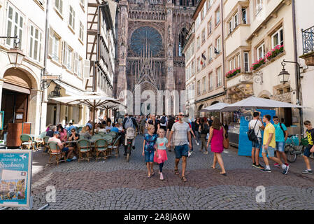 Straßburg, Paris/Frankreich - 10. August 2019: Blick auf die Kathedrale von Straßburg und viele Touristen auf der rue Merciere Straße im Sommer Stockfoto