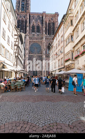 Straßburg, Paris/Frankreich - 10. August 2019: Blick auf die Kathedrale von Straßburg und viele Touristen auf der rue Merciere Straße im Sommer Stockfoto