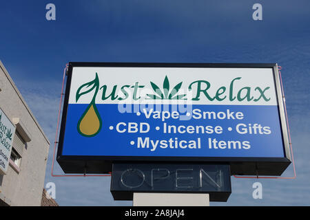 Entspannen Sie einfach Store anmelden Verkaufen Vaping und CBD Öl Produkte auf Atlantic Avenue, Daytona Beach, Florida Stockfoto