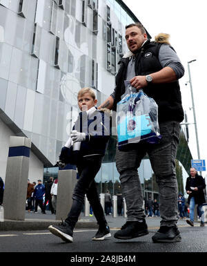 Fans kommen im Stadium vor der Premier League Spiel gegen Tottenham Hotspur Stadium, London. Stockfoto