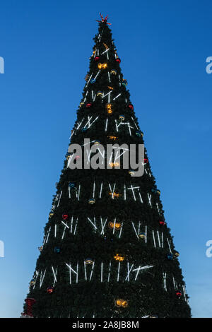 Nacht festlich leuchtenden Weihnachtsbaum oder Beleuchtung eingerichtet Frohes Neues Jahr Baum gegen Hintergrund frostigen Winter Blue Sky Stockfoto
