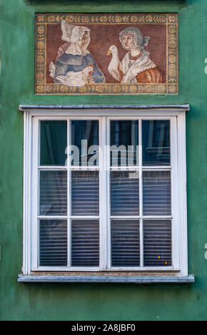 Mit Dekorationen an der Wand des renovierten alten Mietshaus in Danzig, Polen Fenster Stockfoto