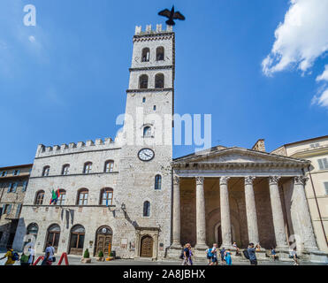 Palazzo del Capitano del Popolo mit 47 meter Torre del Popolo und der Tempel der Minerva an der Piazza del Comune in Assisi, Umbrien, Italien Stockfoto