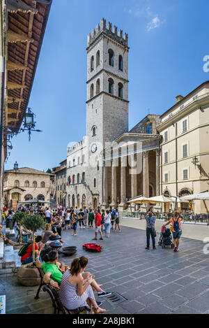 Palazzo del Capitano del Popolo mit 47 meter Torre del Popolo und der Tempel der Minerva an der Piazza del Comune in Assisi, Umbrien, Italien Stockfoto