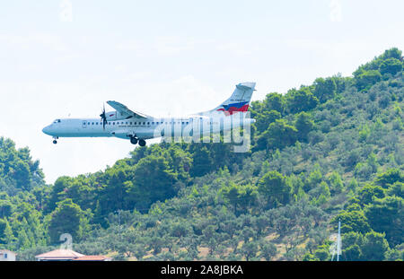 Skiathos Griechenland - 6. August 2019; griechische Fluggesellschaft Skyexpress Flugzeug im Flug. Stockfoto