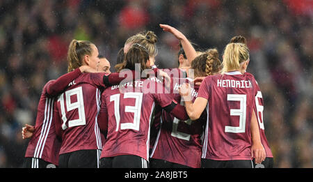 Wembley Stadion, London, UK. 9 Nov, 2019. 9. November 2019; Wembley Stadion, London, England; der internationalen Frauen Fußball-freundlich, England Frauen versus Deutschland Frauen; Alexandra Popp vom Deutschland feiert mit Ihrem Team auf dem Zählen in der 11. Minute 0-1-redaktionelle Verwendung Credit: Aktion plus Sport/Alamy leben Nachrichten Stockfoto
